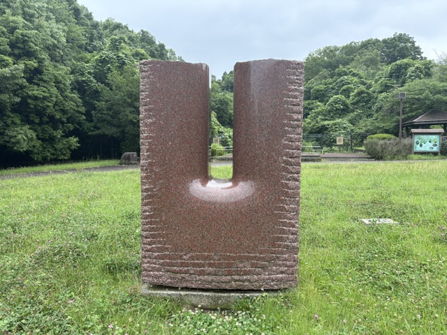「彫刻のまちづくり・南大沢周辺の彫刻紹介」作品名：風の標識No.42