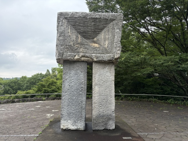 「彫刻のまちづくり・南大沢周辺の彫刻紹介」作品名：眼の城 ’８８