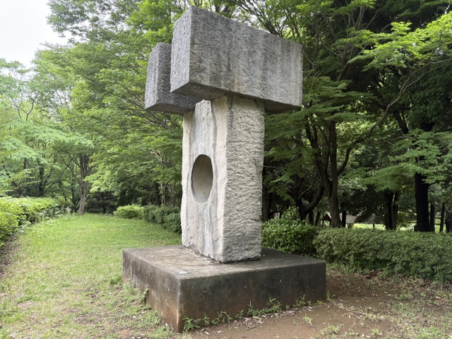 「彫刻のまちづくり・南大沢周辺の彫刻紹介」作品名：無限 ’８８