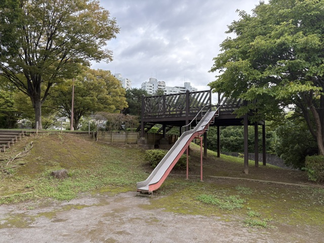 子育て世代にオススメの公園（松木川端公園）「めずらしい！眺めのいい展望台付すべり台！」